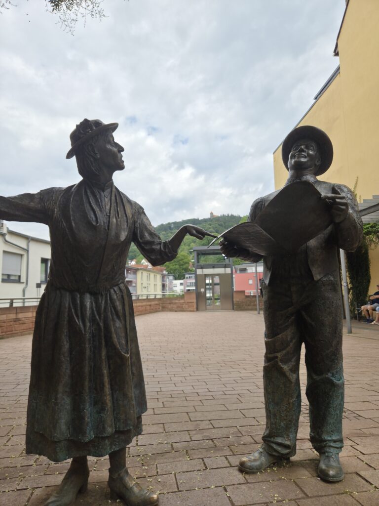 Bronze die Lesenden in Weinheim Füßgangerzone