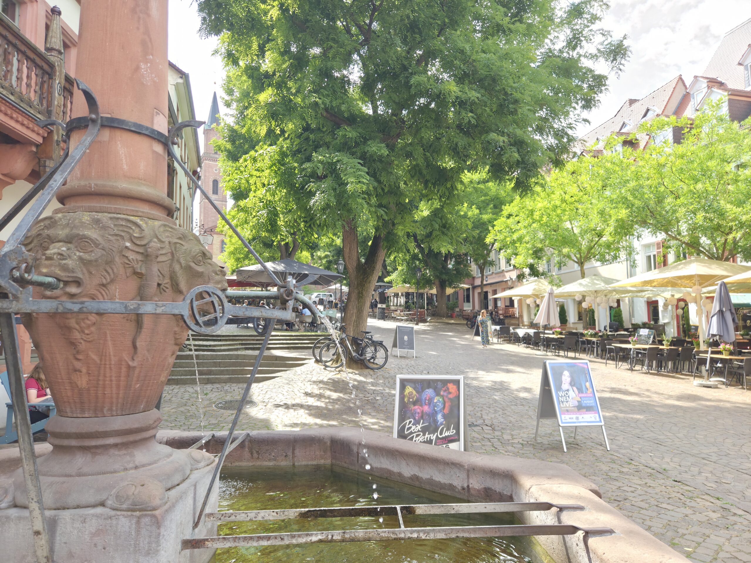 Weinheim Marktplatz mit seinen vielen Cafés und Restaurants